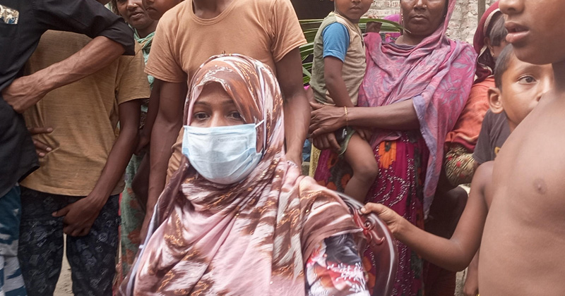 অনশনে বসা ভুক্তভোগী নারী। ছবি : প্রতিনিধি