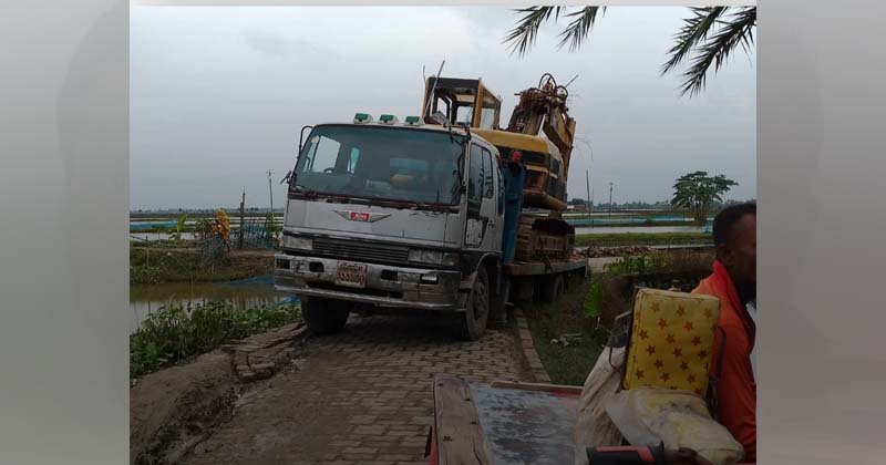 এক ট্রাকে আটকে আছে ১০ গ্রামের হাজারো মানুষ