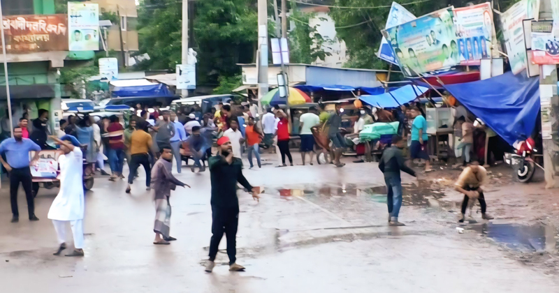বিক্ষোভ সমাবেশে ধাওয়া-পাল্টা ধাওয়ার ঘটনা ঘটেছে | ছবি : খোলা কাগজ