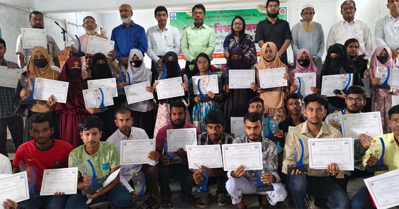 কালাইয়ে মেধাবী শিক্ষার্থীরাদের মাঝে পুরস্কার বিতরণ