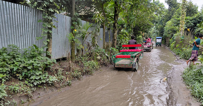 রৌমারীতে বৃষ্টি হলেই হাটু পানি জমে সড়কে
