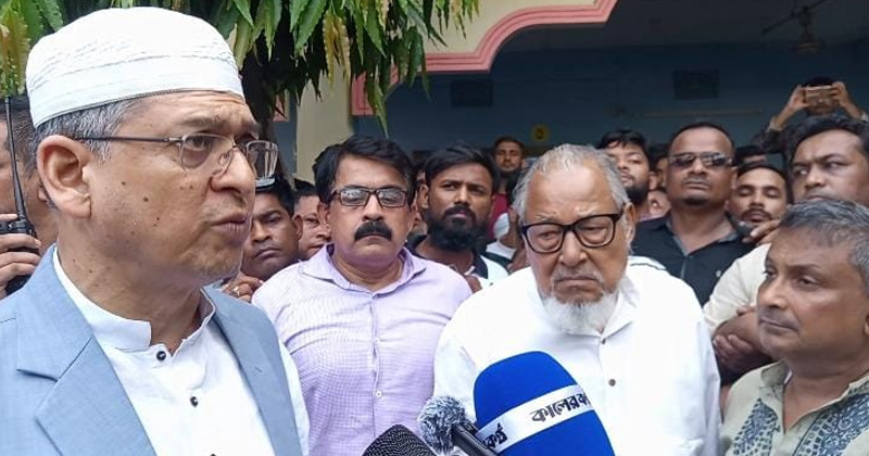 হেফাজত আমিরের সাথে একান্ত সাক্ষাতে বিএনপির দুই শীর্ষ নেতা। ছবি : প্রতিনিধি