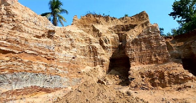 থামছেনা পাহাড় কাটা 