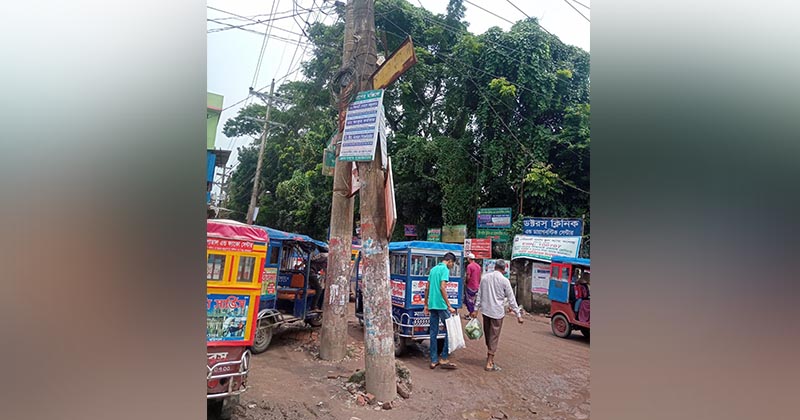মহাসড়কের মাঝে বৈদ্যুতিক খুঁটি, বড় দুর্ঘটনার শঙ্কা