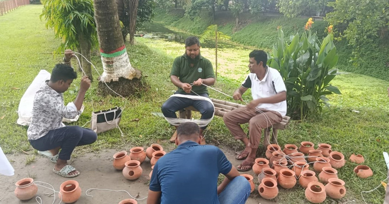 মাটির হাঁড়িতে পাখির বাসা। ছবি : প্রতিনিধি