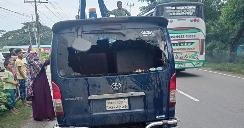 নিয়ন্ত্রণ হারিয়ে খালে মাইক্রোবাস, নিহত ৭