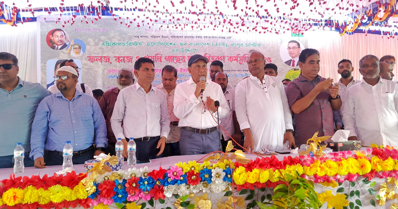 প্রকৌশলী তুহিনের  গাছের চারা বিতরণ। ছবি : প্রতিনিধি