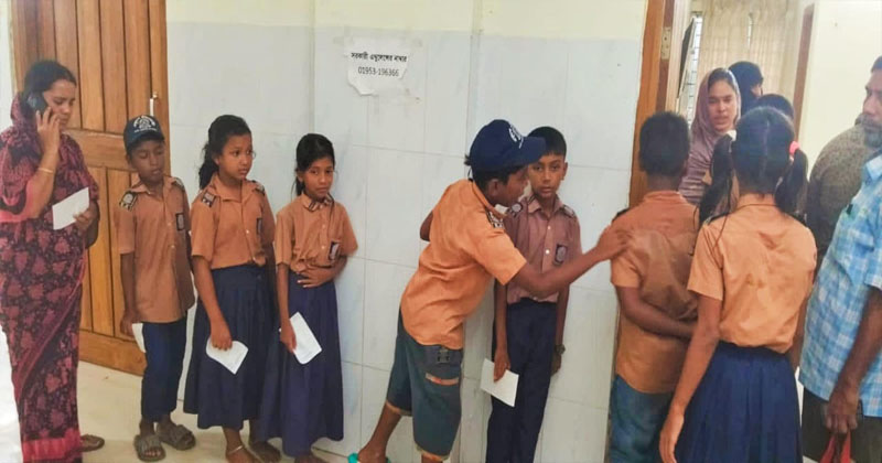 হাসপাতালে চিকিৎসাসেবা নিতে আসা শিক্ষার্থীরা