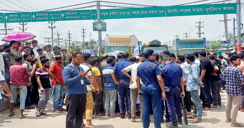 জুলাই যোদ্ধাদের সড়ক অবরোধ। ছবি : খোলা কাগজ