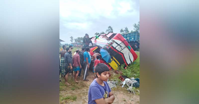 আকিজ কোম্পানির সামনে সড়ক দুর্ঘটনায় আহত ১৪ 