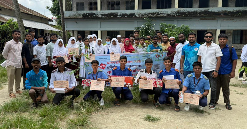 মানবতা রক্তদান সংঘের সদস্যরা। ছবি : খোলা কাগজ