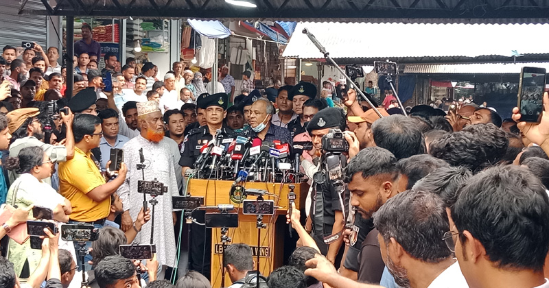 মোহাম্মদপুরে স্বরাষ্ট্র উপদেষ্টা লেফটেন্যান্ট জেনারেল (অব) মো. জাহাঙ্গীর আলম চৌধুরী। ছবি : প্রতিনিধি
