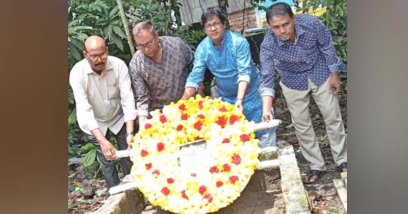 খন্দকার আলী আব্বাসের কবরে বিপ্লবী ওয়ার্কার্স পার্টির পক্ষ থেকে পুষ্পস্তবক অর্পণ করে তার প্রতি শ্রদ্ধা জ্ঞাপন | ছবি: খোলা কাগজ