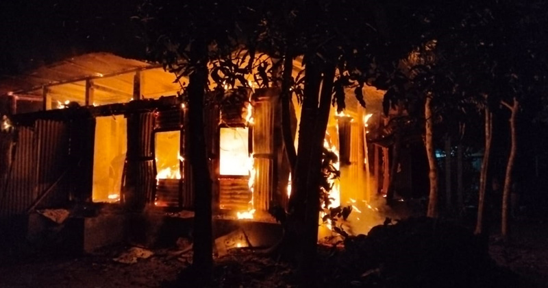 গজারিয়ায় হত্যা মামলার আসামি ও তার স্বজনদের বাড়িতে আগুন