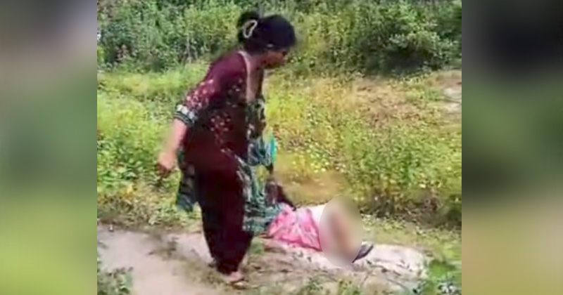 বৃদ্ধা শাশুড়িকে মারধর করছে পুত্রবধূ। ছবি : প্রতিনিধি