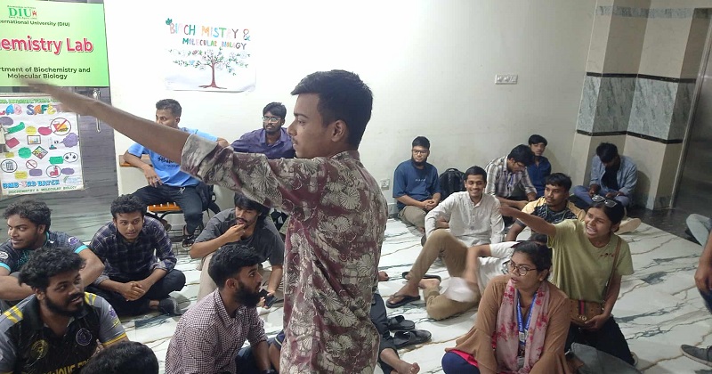 ৪৮ ঘণ্টার আল্টিমেটামের পরেও সমাধানহীন বৈঠক, অবস্থান কর্মসূচিতে শিক্ষার্থীরা
