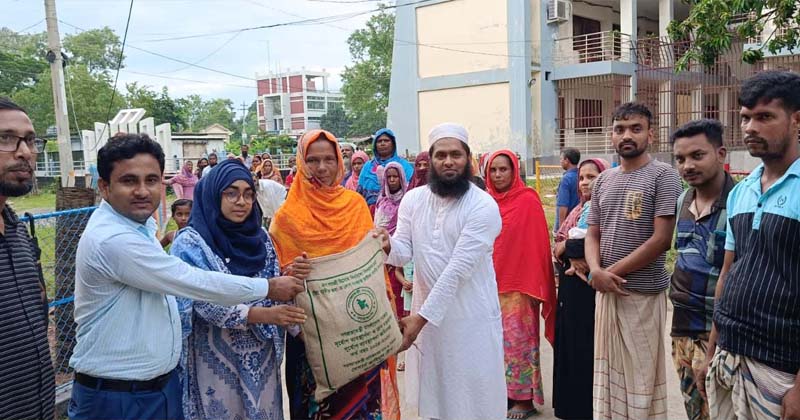 পোরশায় পানিবন্দিদের মাঝে ত্রাণসামগ্রী বিতরণ