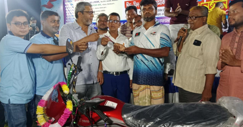 র‌্যাফেল ড্রয়ের প্রথম পুরস্কার মোটর সাইকেলের চাবি হস্তান্তর। ছবি : খোলা কাগজ