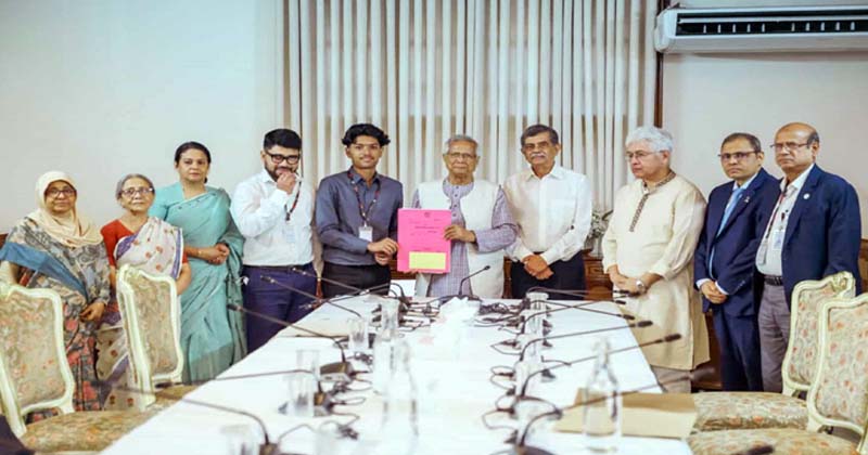 সাগর-রুনির পরিবারকে রাজউকের প্লট বুঝিয়ে দিলেন প্রধান উপদেষ্টা