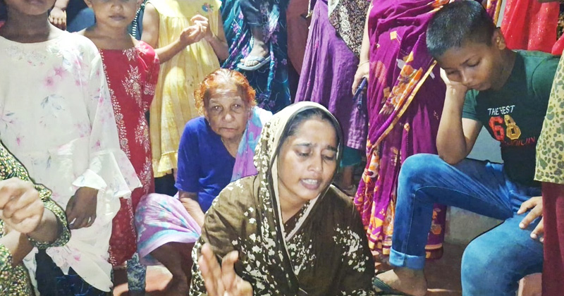 বারবার মূর্চা যাচ্ছেন মাহিনের মা খতিজা আকতার | ছবি: খোলা কাগজ