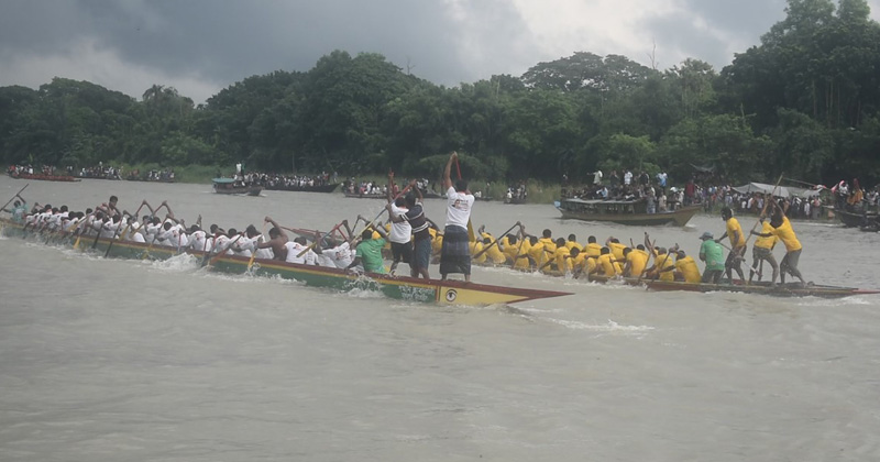 ঐতিহ্যবাহী নৌকা বাইচ। ছবি : খোলা কাগজ