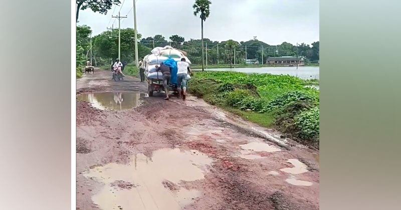 কেশবপুর-পাঁজিয়া সড়কের বেহালদশা চলাচলে ব্যাপক দুর্ভোগ