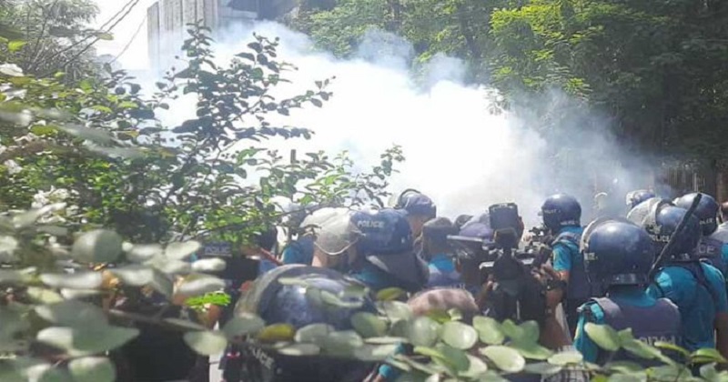 প্রকৌশল শিক্ষার্থীদের পুলিশের টিয়ারশেল-সাউন্ড গ্রেনেড নিক্ষেপ