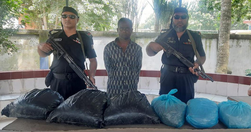 ১৪ কেজি গাঁজাসহ আটক মাদক কারবারি। ছবি : প্রতিনিধি