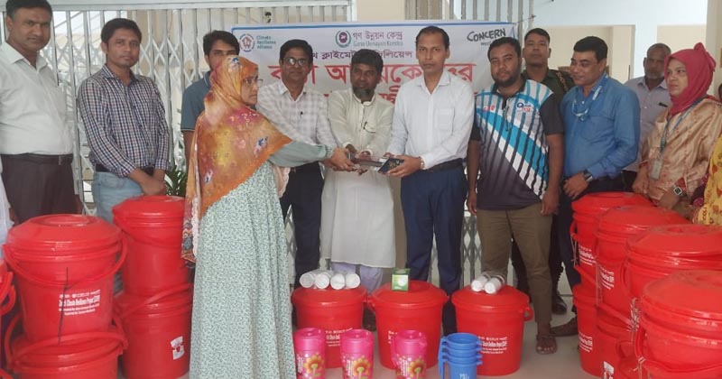 সুন্দরগঞ্জে বন্যা আশ্রয়কেন্দ্রে উপকরণ সামগ্রী বিতরণ