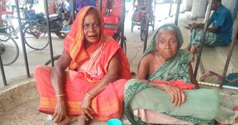 খোদেজা বেগম ও তার মেয়ে বাতাসি।ছবি : প্রতিনিধি
