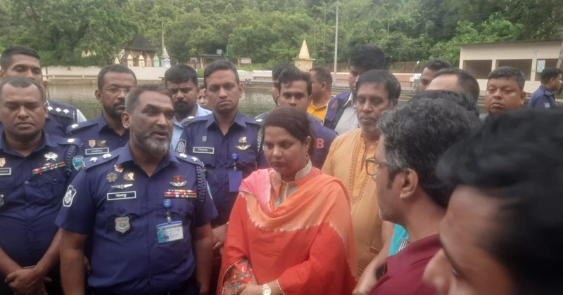 সীতাকুণ্ড ব্যাসকুণ্ড পরিদর্শনে জেলা প্রশাসক ফরিদা খানম। ছবি : খোলা কাগজ
