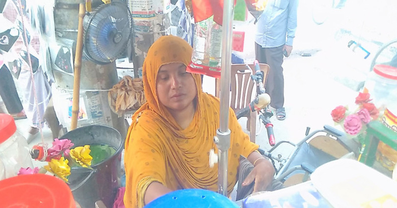 শারীরিক প্রতিবন্ধী সালমা বেগম। ছবি : প্রতিবেদক