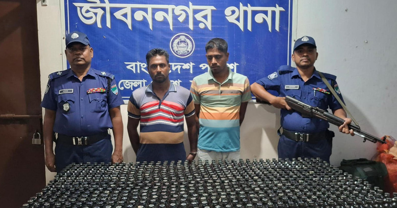ফেনসিডিলসহ গ্রেফতার মাদক কারবারিরা। ছবি : প্রতিনিধি