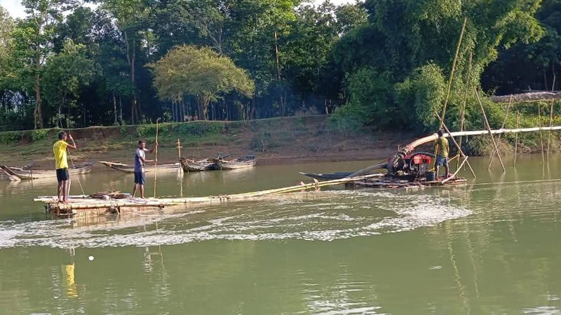 বড়গাং নদীতে বোমা মেশিন দিয়ে বালু-পাথর উত্তোলন