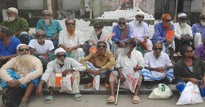 ফুলবাড়িয়ায় ৪৩ জনের চোখের চিকিৎসা করালেন বিএনপি নেতা 