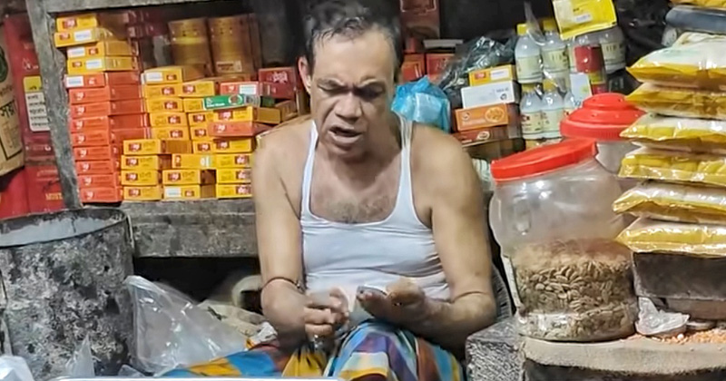 মুদি দোকানদার রতন মজুমদার। ছবি : প্রতিনিধি
