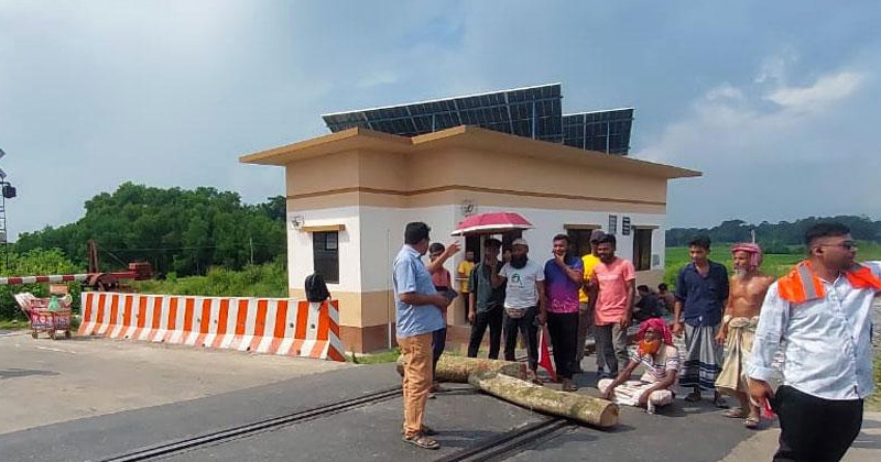 ফরিদপুরে সড়কের পর এবার রেলপথ অবরোধ