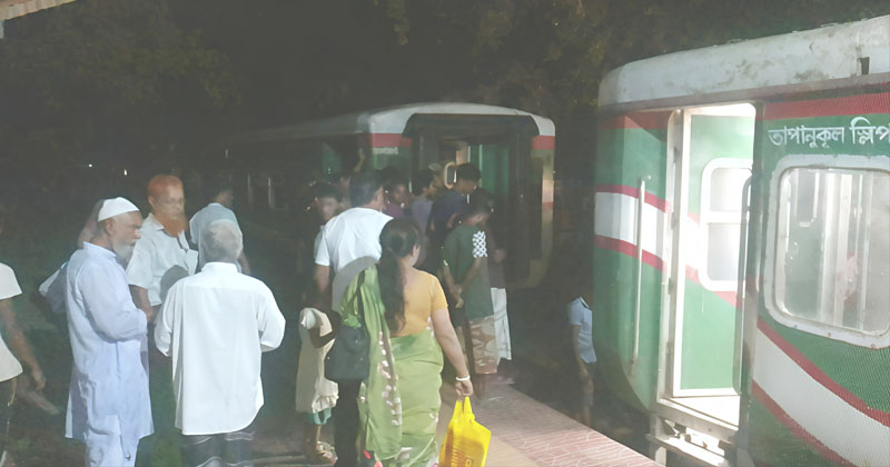 অল্পের জন্য ভয়াবহ দুর্ঘটনা এড়ালো বুড়িমারী এক্সপ্রেস