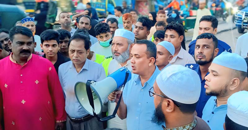 লোহাগাড়ায় ফুটপাত হতে অবৈধ স্থাপনা উচ্ছেদ অভিযান