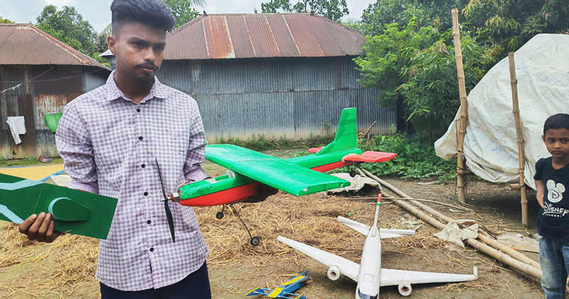 বাঞ্ছারামপুরে রিমোট কন্ট্রোল প্লেন বানিয়ে তাক লাগিয়ে দিল স্কুলছাত্র