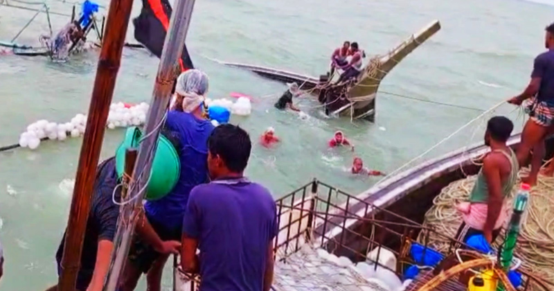 বঙ্গোপসাগরে ট্রলার ডুবিয়ে দিয়েছে দস্যুরা, ২৪ ঘন্টা পর ১৮ জেলে উদ্ধার