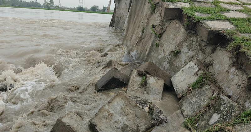 তিস্তা সেতু রক্ষা বাঁধের ৬০ মিটার নদীগর্ভে, আতঙ্কে নদী তীরবর্তীরা