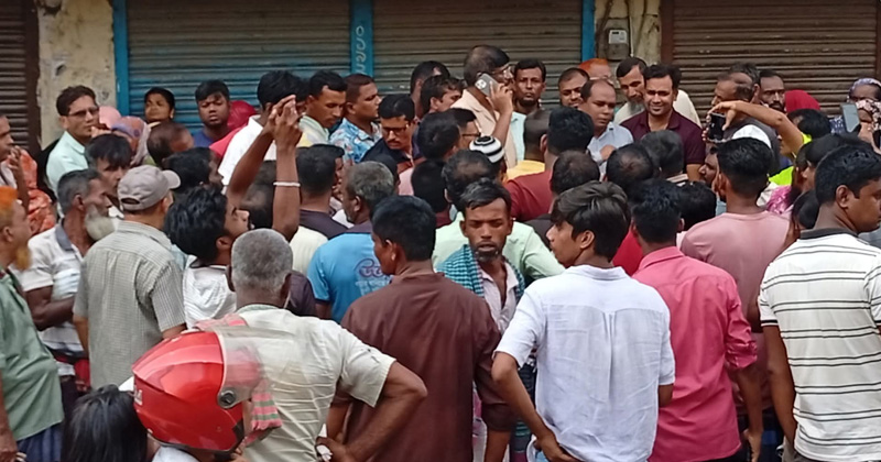 কেশবপুরে টিসিবির পণ্য না পেয়ে ঘণ্টাব্যাপী সড়ক অবরোধ