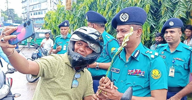 হেলমেট পরা চালকদের ফুলেল শুভেচ্ছা এসএমপি কমিশনারের