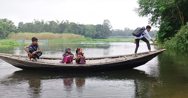 শিবনদীতে সেতুর অভাবে জীবনের ঝুঁকিতে স্কুলশিক্ষার্থীরা