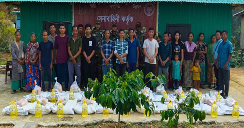 সুংসুংপাড়া আর্মি ক্যাম্পের আওতাধীন দার্জিলিং পাড়ায় ত্রান সামগ্রি বিতরণ। ছবি : প্রতিনিধি