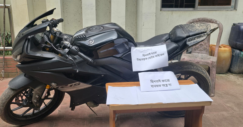সম্প্রতি ছিনতাইকারীদের কবল থেকে উদ্ধার হওয়া মোটর সাইকেল। ছবি : প্রতিনিধি