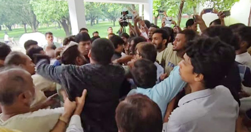 পোষ্য কোটা পুনর্বহালের প্রতিবাদে রাবিতে বিক্ষোভ, শিক্ষক-শিক্ষার্থীদের ধস্তাধস্তি