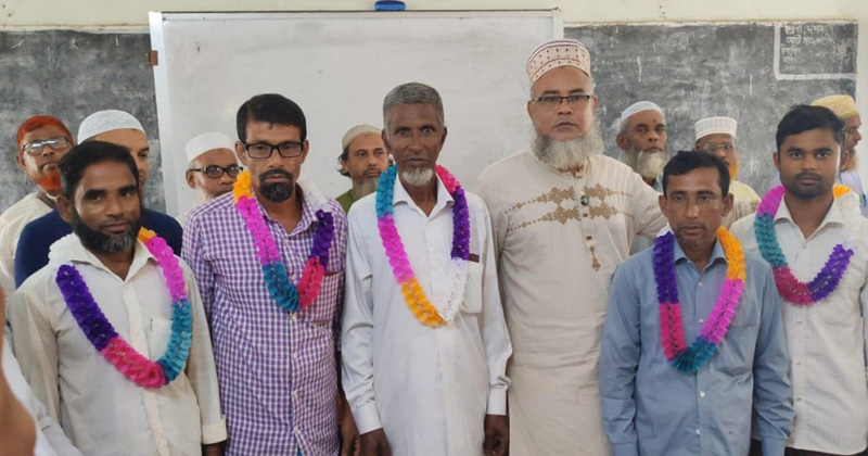 সদ্য জামায়েতে ইসলামীতে যোগদানকারী নেতাকর্মীরা। ছবি : প্রতিনিধি