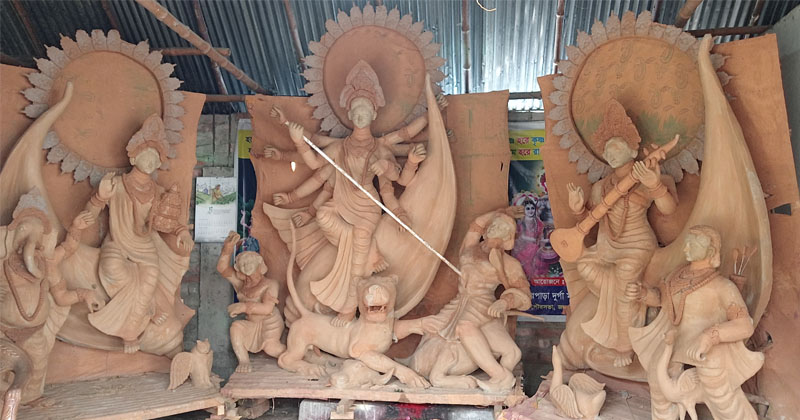 কালাইয়ে প্রতিমা তৈরিতে ব্যস্ত মৃৎশিল্পীরা